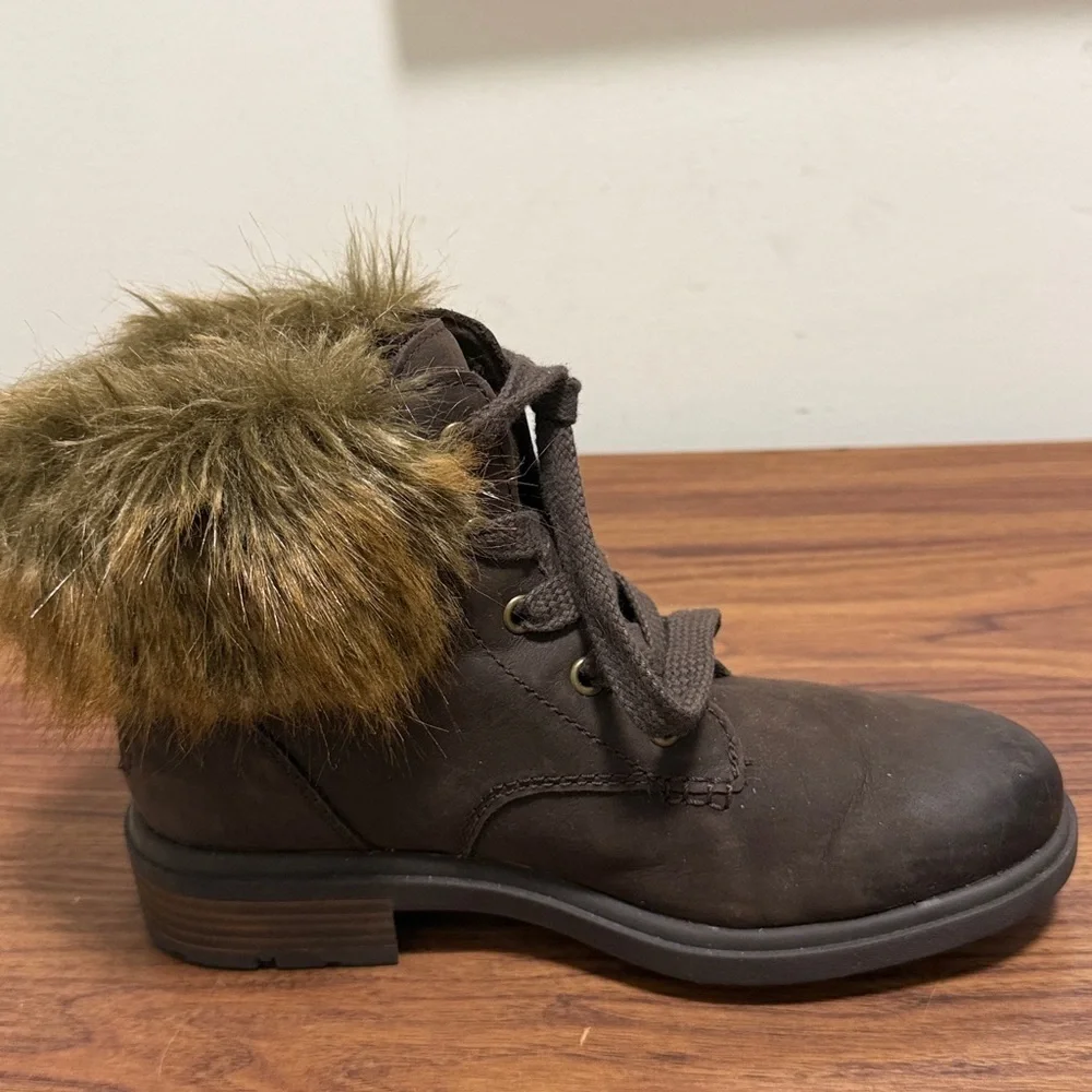 UGG Harrison Lace Up Ankles Boots in “Stout” Brown Leather with Faux Fur Collar.